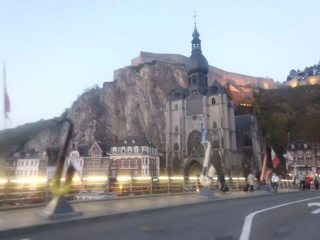das berühmte Fotomotiv: die mächtige Kathedrale vor dem ebenso mächtigen Felsen, auf dem die Zitadelle thront