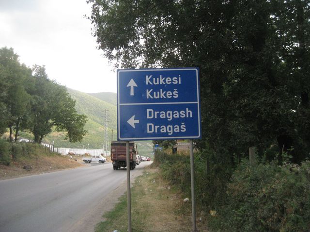 Gerade aus nach Albanien, links in die Berge nach Dragash und Restelica