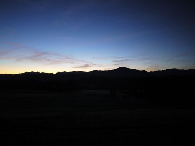Erste Sonne über der Gebirgskette der Allgäuer Alpen.
