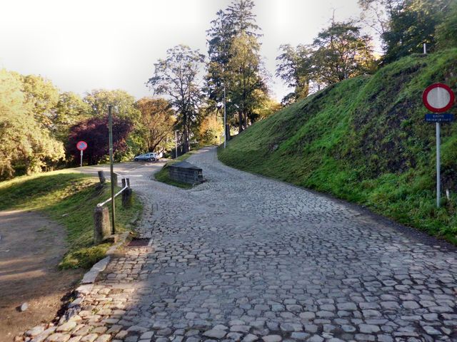 Der Abzweig zur steilen flämischen Pflasterstraße