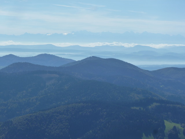 Hinter den Schwarzwaldgipfeln sind die Alpen zu sehen