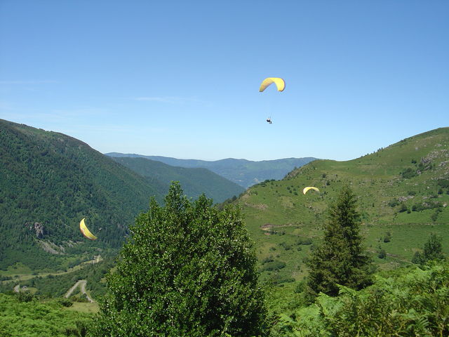Paraglider und Strasse Richtung Massat.