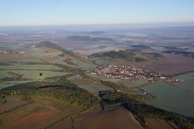 Und hier ein Überblicksbild der Drei Gleichen. Wachsenburg vorn rechts, Mühlburg links, Wanderslebener Burg (Burg Gleichen) hinten Mitte.