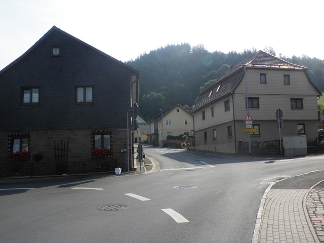 in Steinbach an einer abknickenden Vorfahrtsstraße geradeaus