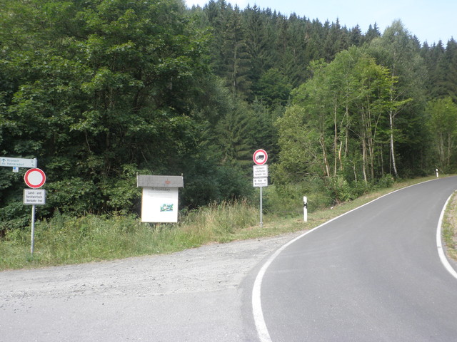 Am Start, von links der Radweg von Heinersdorf