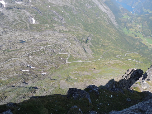Kehren kurz vor Erreichen des Dalsnibba-Passes, auf ca. 700 m Höhe.