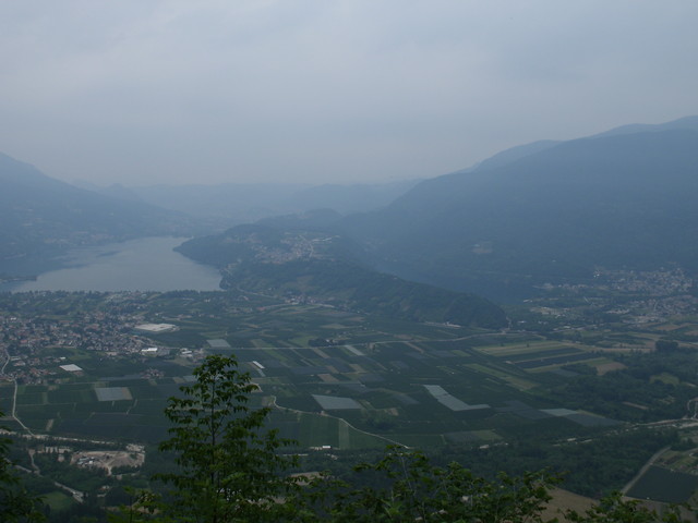 Blick vom Kaiserjägerweg ins Valsugana: Links Caldonazzo, rechts Levico, Startpunkt nach Compet