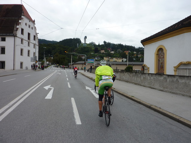 durchfahrt in Innsbruck., hinten der Berg Isel mit der markanten Sprungschanze