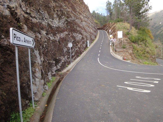Startpunkt der Südwestauffahrt von der Eira-do-Serrado-Straße - sofort ganz fürchterlich steil.