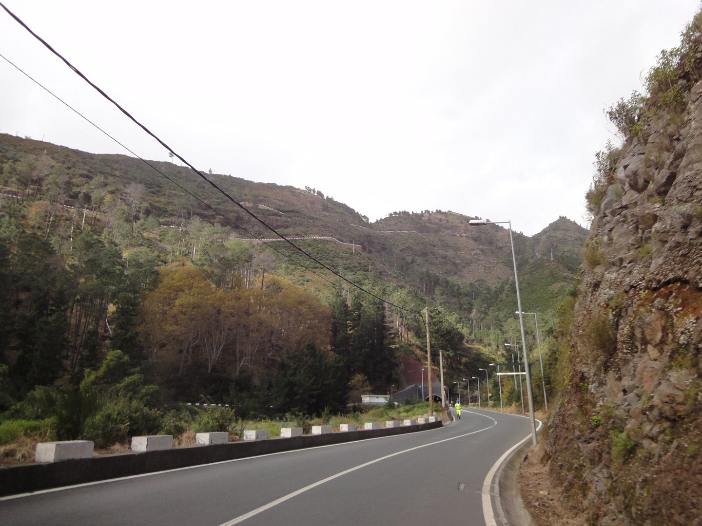 Der Tunnel nach Curral das Freiras wird erreicht. Die Straße oben am Hang führt hinüber zum Arieiro.