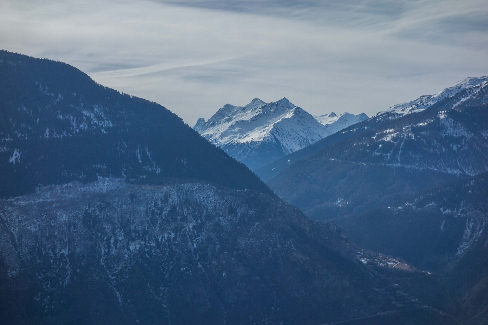 West: Im Einschnitt des Val d' Anniviers erblickt man für kurze Zeit das Matterhorn (4478)