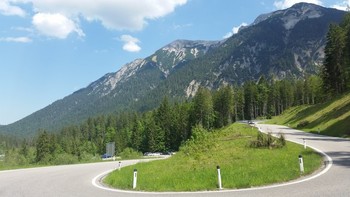 kurz nach der Grenze zu Österreich folgt der Schlussanstieg über zwei Serpentinen zur Passhöhe mit Blick zur Kreuzspitze und Kuchlbergspitz