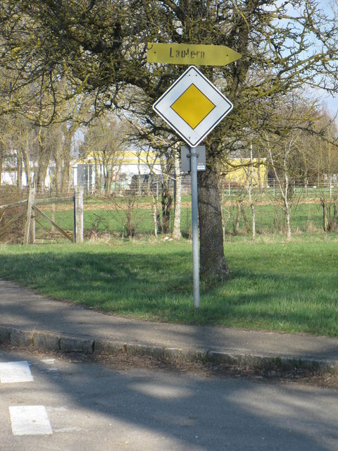 Dieses verblichene Schild zeigt die Einfahrt vom oberen Ende an.
