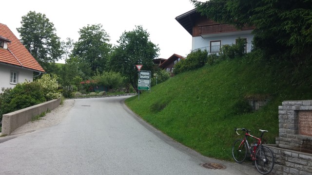Blick auf die letzten Meter der Anfahrt von Grubach. Nach der Eimündung in die Landesstraße, rechts noch 100 m zum höchsten Punkt.