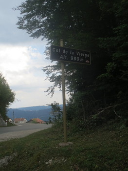 Col de la Vierge-Passschild von Damprichard her - im Hintergrund das schweizerische Le Noirmont