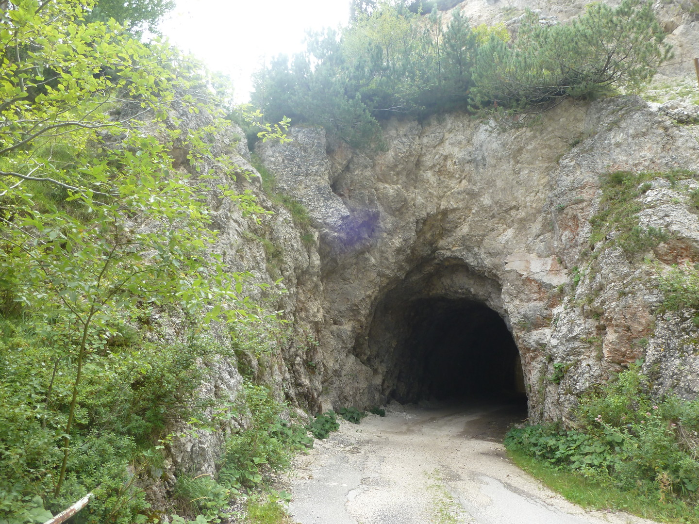 Die alte Straße, die den langen Tunnel umgeht, ist nicht mehr fahrbar