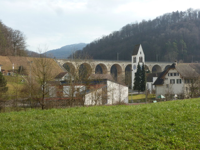 Kirche und Viadukt von Rümlingen