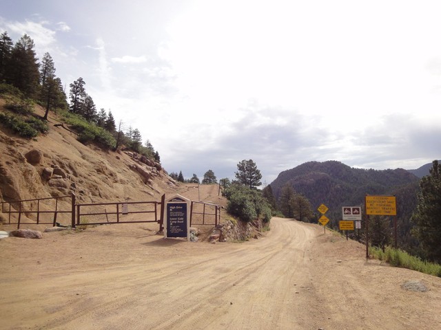 Am Ziel. Blick zur Abfahrt über die Gold Camp Road.