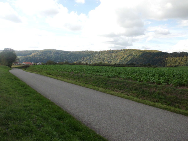 Rückblick auf Binau und die Hügel jenseits der Neckarschleife von oberhalb des Sportplatzes