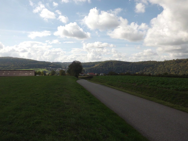 Rückblick auf Binau und die Hügel jenseits der Neckarschleife von oberhalb des Sportplatzes