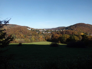 Blick vom Rurradweg bei Schwammenauel auf Hasenfeld und rechts daneben den Meuchelberg