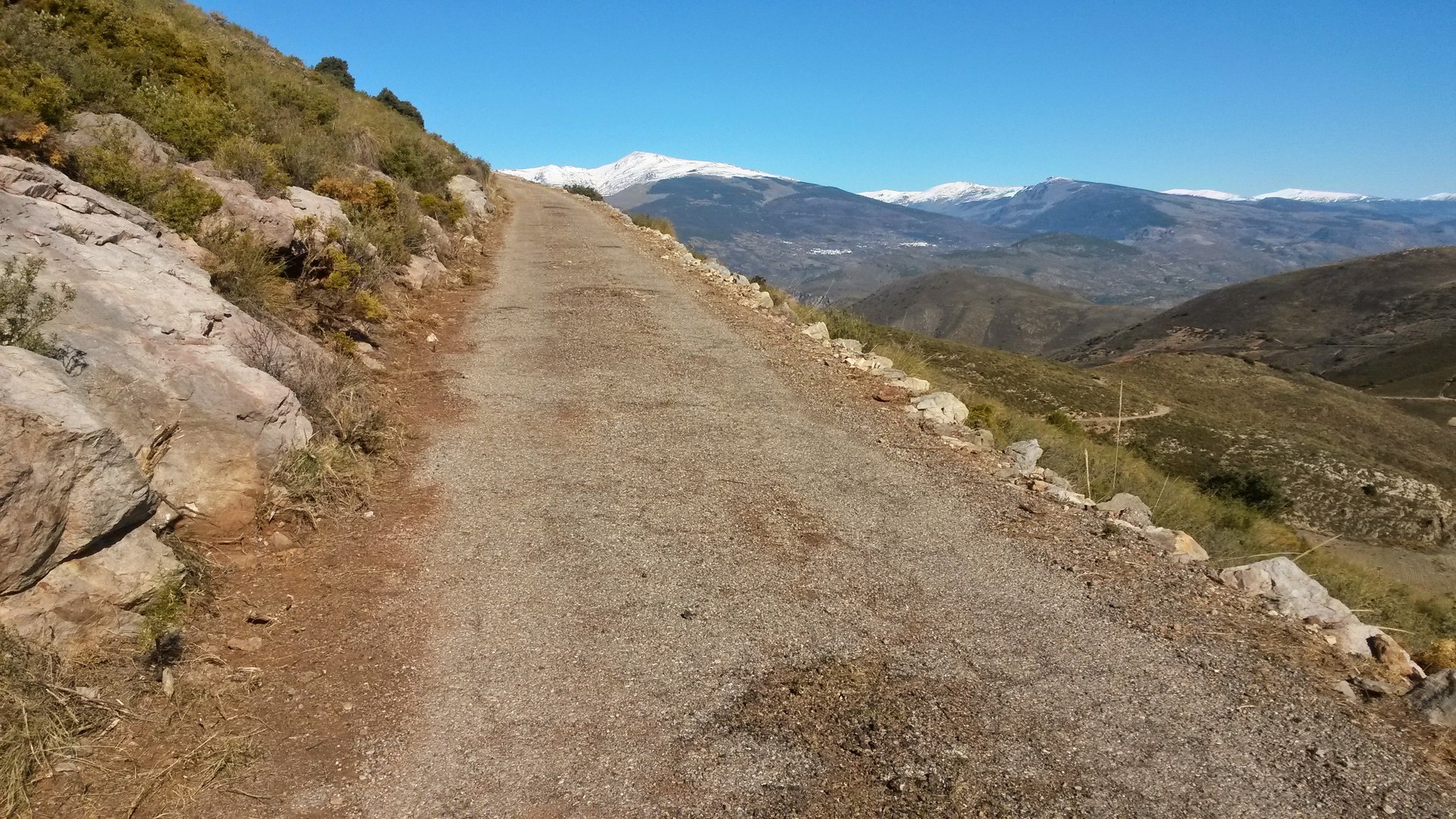 Poröser Asphalt auf dem Weg in die Sierra de Lújar.