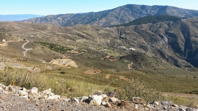 Tiefblicke von der Auffahrt in die Sierra de Lújar.