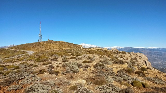 Gipfel der Sierra de Lújar mit der Sierra Nevada im Hintergrund.