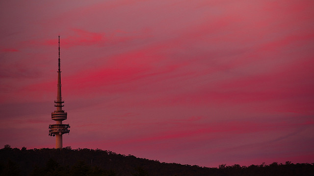 Der Telstra Funkturm auf Black Mountain, gesehen vom Arboretum
von Mark McIntosh

https://www.flickr.com/photos/macr237/9000204758/