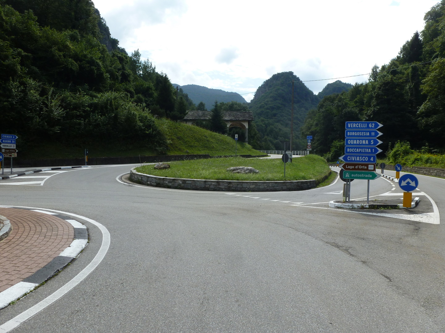 Start der Westanfahrt am Kreisel in Varallo