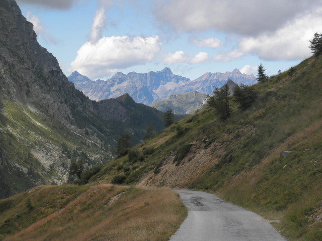 Blick Richtung Westen zu den Bergen nördlich des Val di Maira