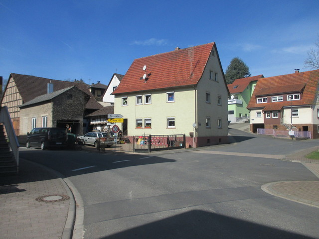 links zur Auraner Kreuz, in Aura die Option zur Aurahöhe weiterzufahren;
zum Kögersberg nach rechts 