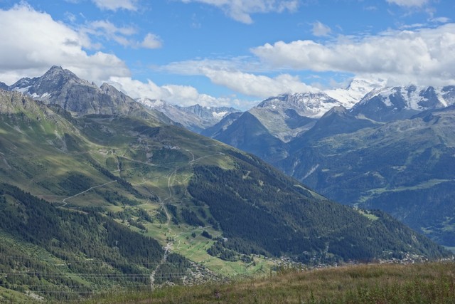 Links oben Schnee am Col des Gentianes. Rechts Gletscher am Grand Combin, davor das Val de Bagnes und die Ausläufer von Verbier