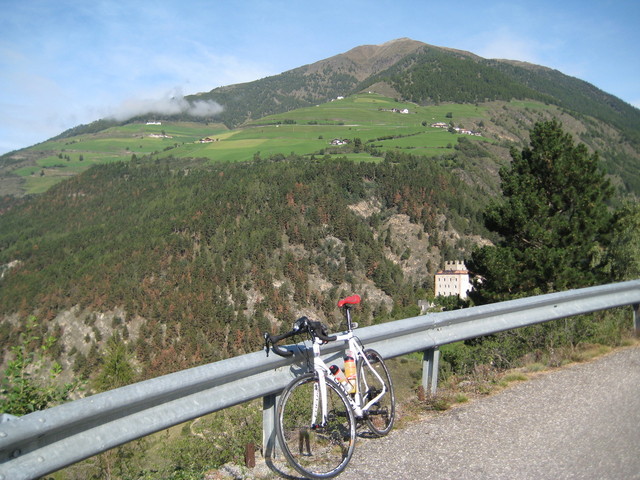 Schlandersberg und im Hintergrund der Kortscher Sonnenberg