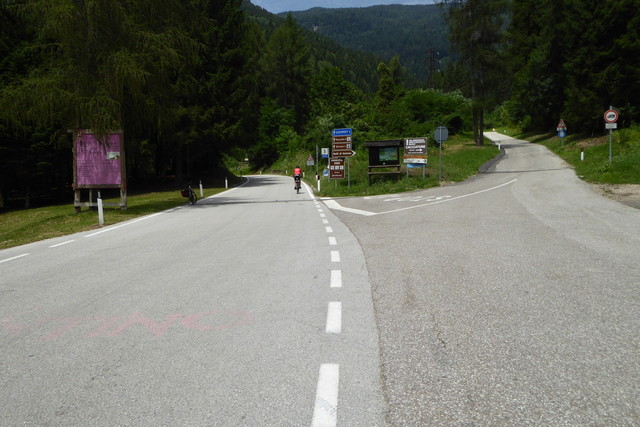 links Richtung Compet, rechts Nebenstraße nach Vetriolo Terme.