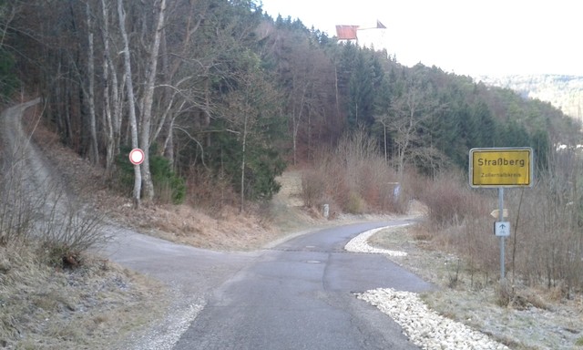 - Fahrverbot-Variante in den Wald Richtung Burg.