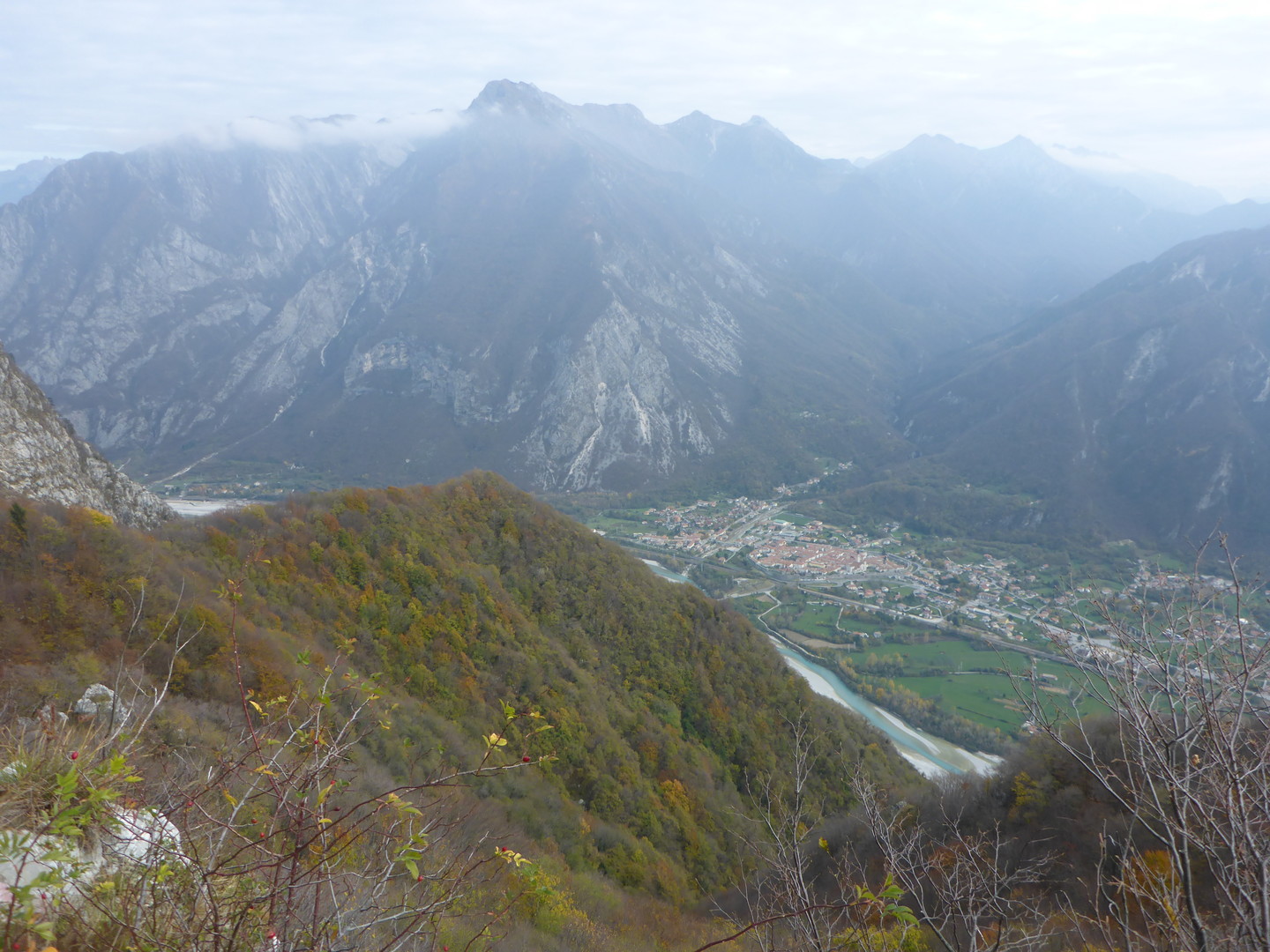 Blick über Venzone in die Julischen Alpen