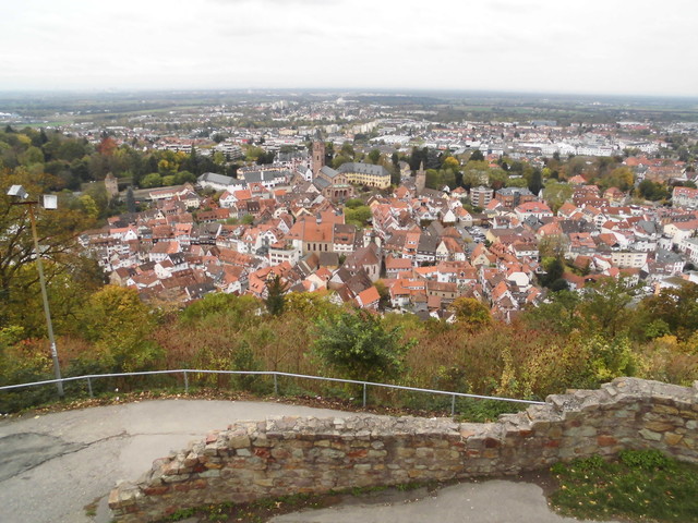 Aussicht auf die Weinheimer Altstadt von der Burgruine Windeck