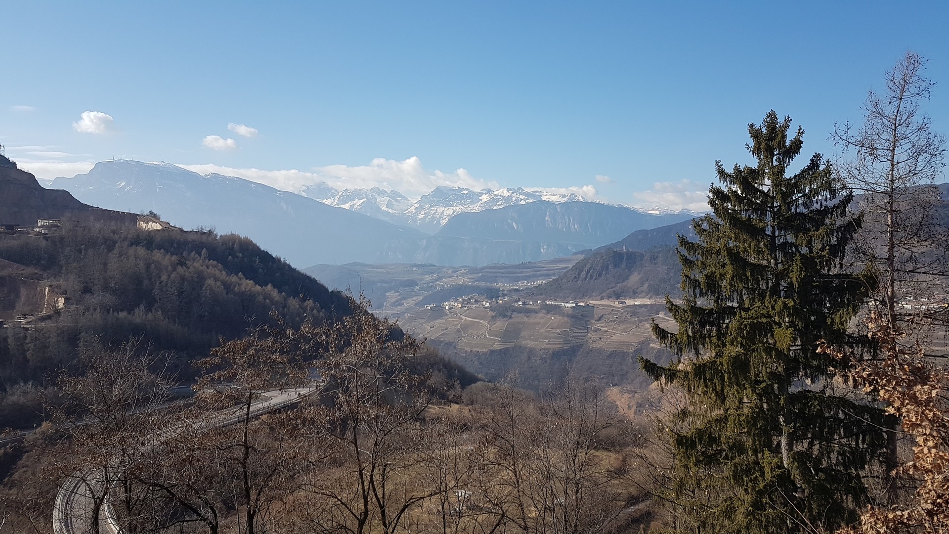Blick Richtung Brenta-Dolomiten kurz hinter dem Beginn der Nordauffahrt