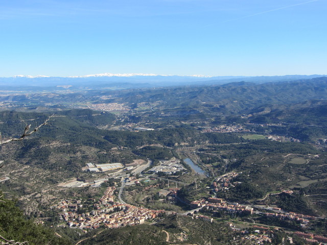 Blick vom Parkplatzbereich ins Tal des Llobregat.