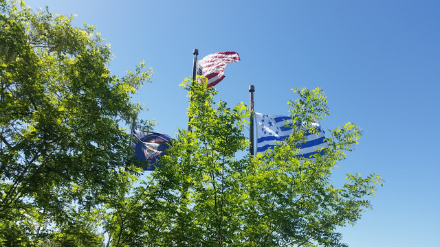 Drei Flaggen einträchtig nebeneinander: Utah, USA und LDS (= Mormonen).