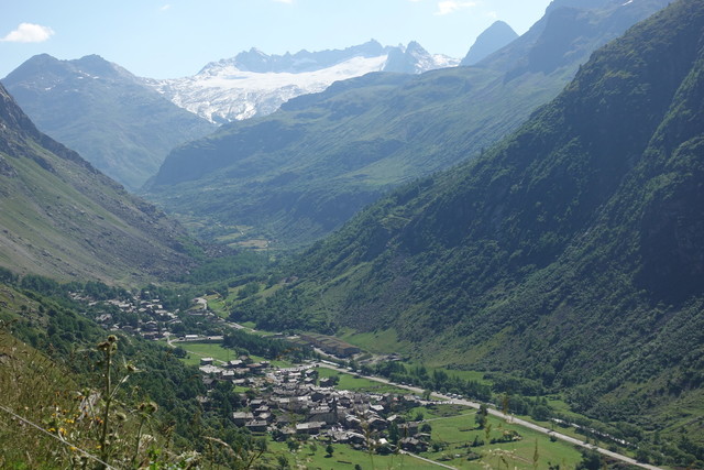 Bonneval-sur-Arc, darüber die Gletscher des Alpenhauptkamms, vielleicht der Glacier de Mulinet mit dem Roc du Mulinet (3442 m)