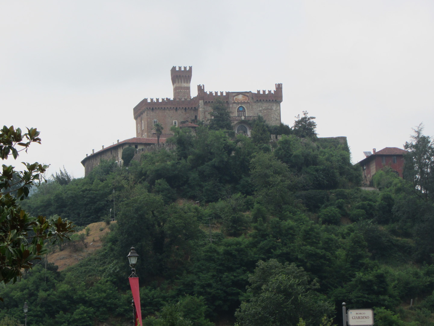 Nordanfahrt: Castello di Castellar im Valle Bronda.