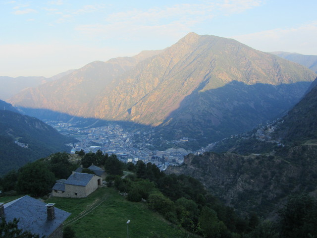 Blick auf Andorra City mit dem Pic de Carroi darüber.