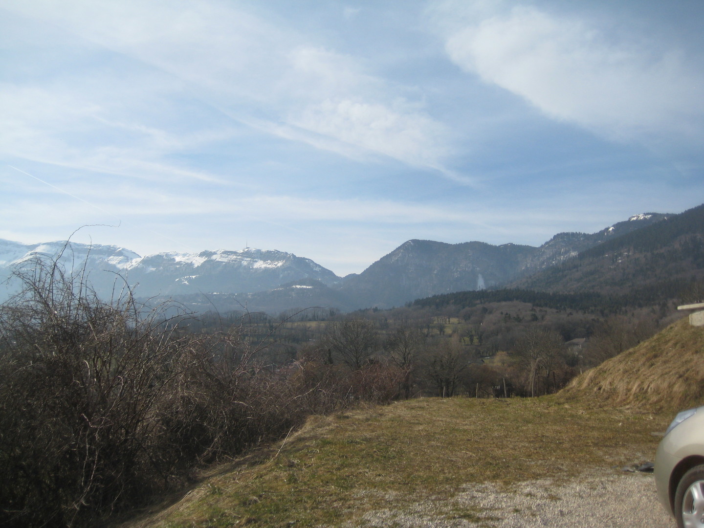 Blick vom Anfang des Anstieges Richtung Col de la Faucille und Montrond.