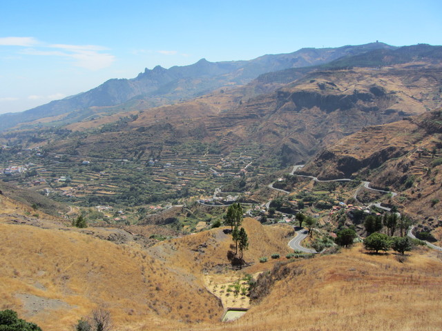 Blick in den oberen Bereich des Barranco Guiniguada in Richtung Las Lagunetas, rechts am Horizont der Pico de las Nieves.