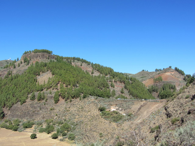 Von Telde: Der mirador an der Caldera de los Marteles. Dahinter die letzte brutale Rampe des Anstiegs.