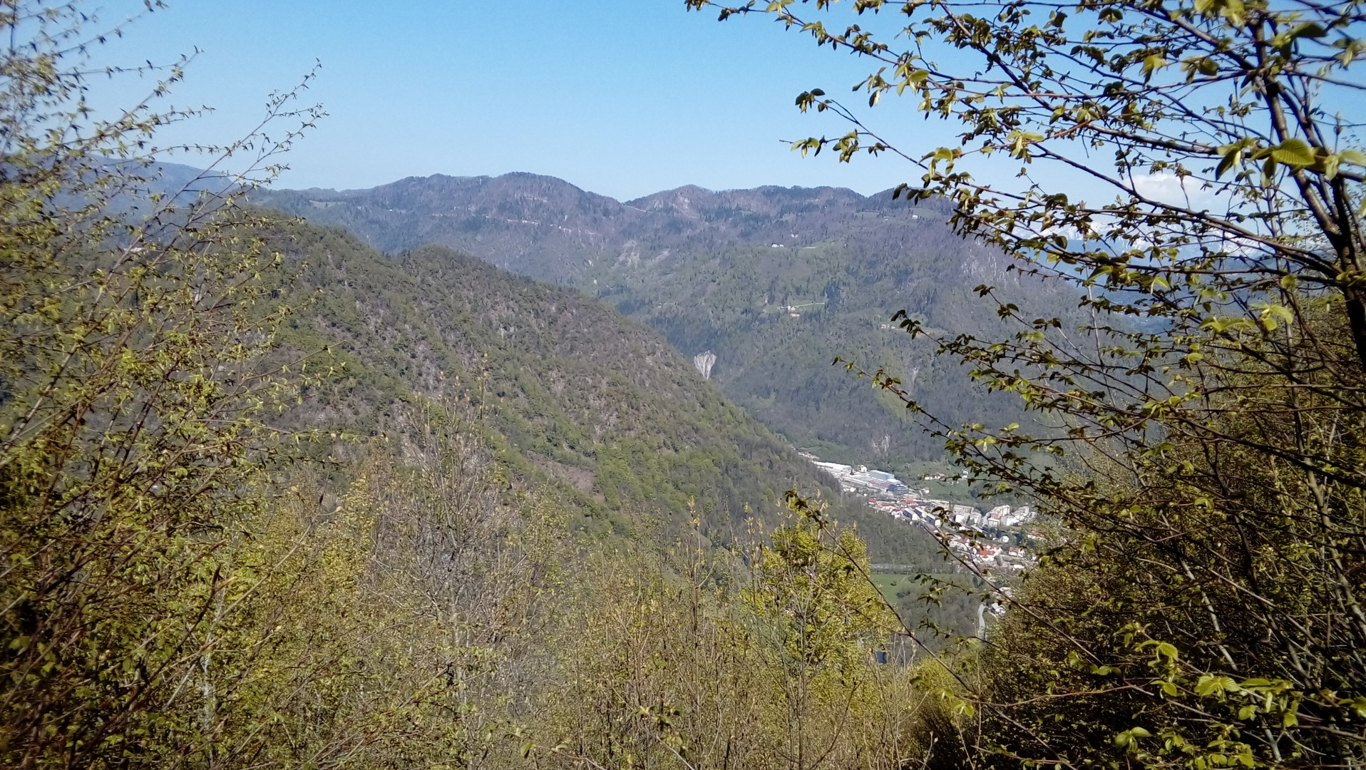 Spodnja Idrija im Tal von 'Panoramastraße' gesehen.