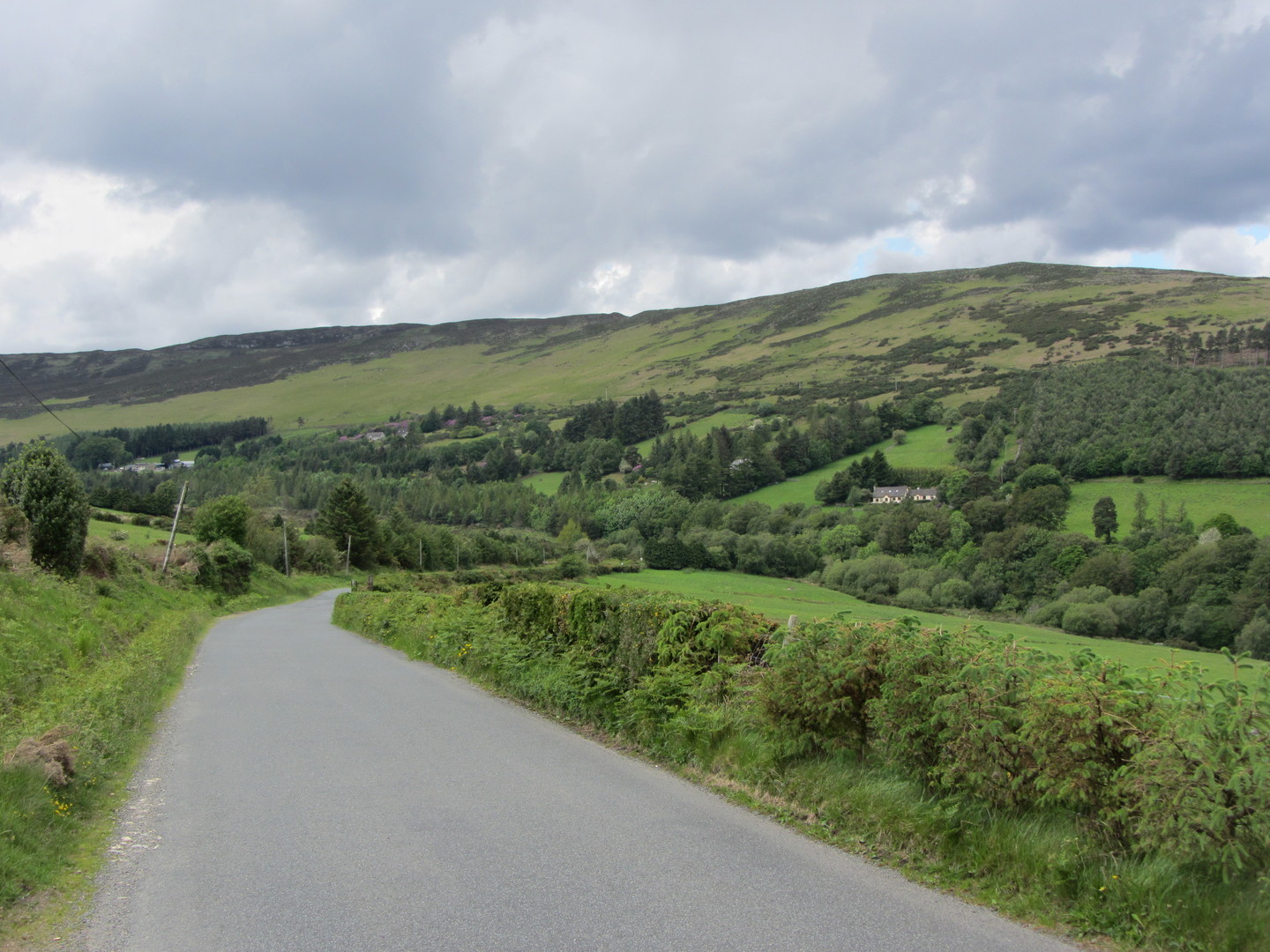 Nordseite: Auf der anderen Seite dieses Hügelrückens liegt das Tal von Glendalough.