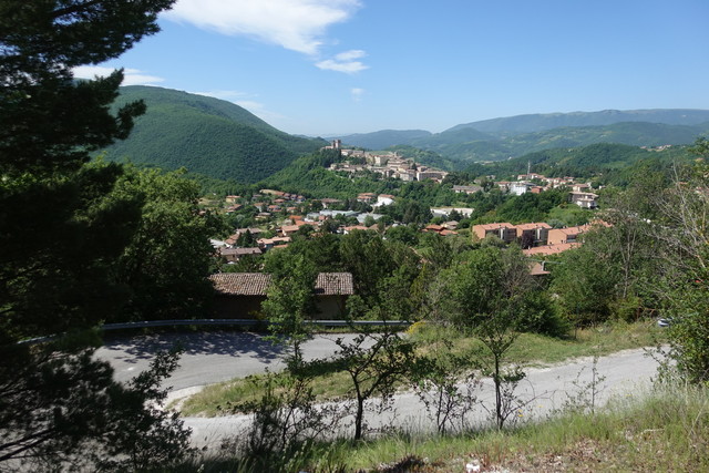 Nocera Umbria aus der letzten kleinen Doppelkehre direkt vor dem Ort gesehen.